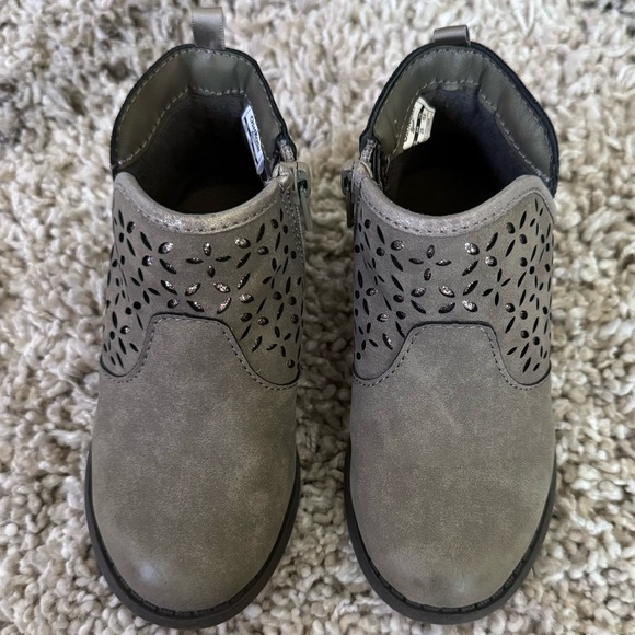 Osh Kosh toddler girl booties gray size 9 - Picture 3 of 7